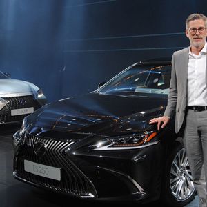  „Mit dem ES wollen wir gezielt Geschäftsleute ansprechen, die sich von der Masse abheben wollen“, sagte Lexus-Deutschland-Chef Heiko Twellmann am Rande der Fahrzeugpräsentation.
