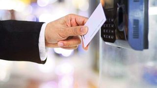 Zur Arbeitssicherheit gehört auch die Zutrittsüberwachung von Produktionsanlagen. (Bild: Getty Images)