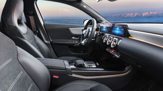 Schon heute kommen die meisten Mercedes-Fahrzeuge ohne Schalthebel für ein manuelles Getriebe. Ab dem kommenden Jahr gilt das für alle Baureihen. (Bild: Mercedes-Benz)