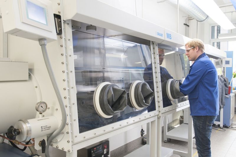 In diesen Gloveboxes bauen Forschungsmitglieder Test-Batterien mit Graphen unter Argon-Atmosphäre zusammen, um die Leistungsfähigkeit der Energiespeicher zu untersuchen. (Bild: BASF)