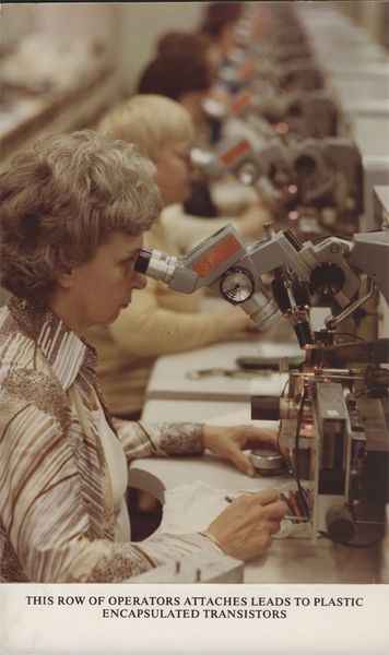 Mitarbeiter beim manuellen Hinzufügen von Transistorbeinchen. (Archiv: Vogel Business Media)