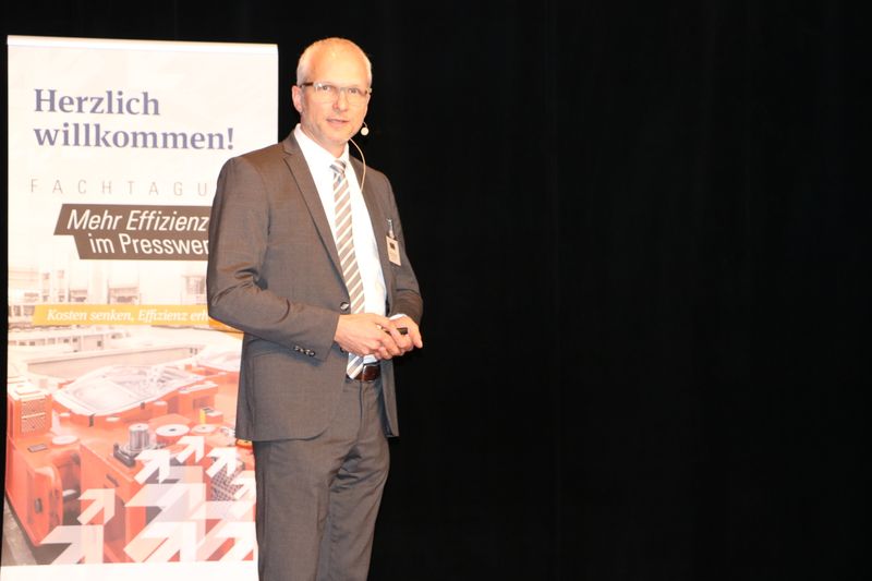 Hans-Peter Kienle von Schuler Pressen stellte in seinem Vortrag vor, wie sich variable Losgrößen wirtschaftlich realisieren lassen. (Vogel Communications Group GmbH & Co. KG)