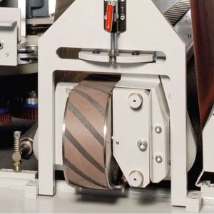 Bei der patentierten CBF-Technik regelt ein Schleifbalken die Eingriffslänge der Schleifkörner und erzielt eine hohe Oberflächengüte.(Bild:  Hans Weber Maschinenfabrik)