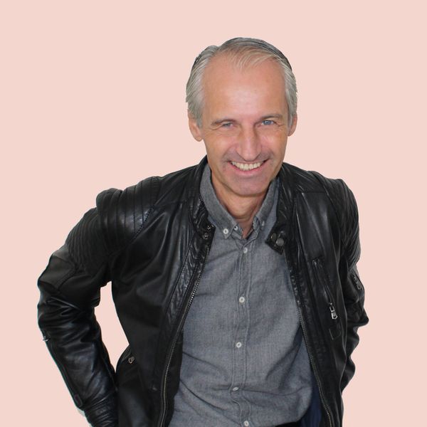 „Völlig neuartige Allianzen werden auch im B2B-Markt an Relevanz gewinnen. Nur wer sich bewegt, wer sich öffnet, wer sich etwas traut, wird Zukunftsgestalter. Haltung, Nachhaltigkeit aber auch Schnelligkeit werden dabei wichtiger. Doch all diese Themen bringen Unternehmen nur weiter, wenn sie diese entsprechend kommunizieren – in einem perfekt abgestimmten Zusammenspiel von Kommunikationsmaßnahmen.“ Jochen Kalka, Mitglied der Geschäftsleitung, schoesslers (Bild: Jochen Kalka)