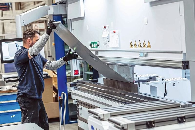 Die Fertigungssteuerung Oseon bietet Biegepools, in denen alle Biegeaufträge gesammelt werden. So lassen sich jedem Bieger über mehrere Wochen hinweg Arbeitsvorräte zuweisen, was Flaschenhälse in der Produktion vermeidet. (Bild: Trumpf)