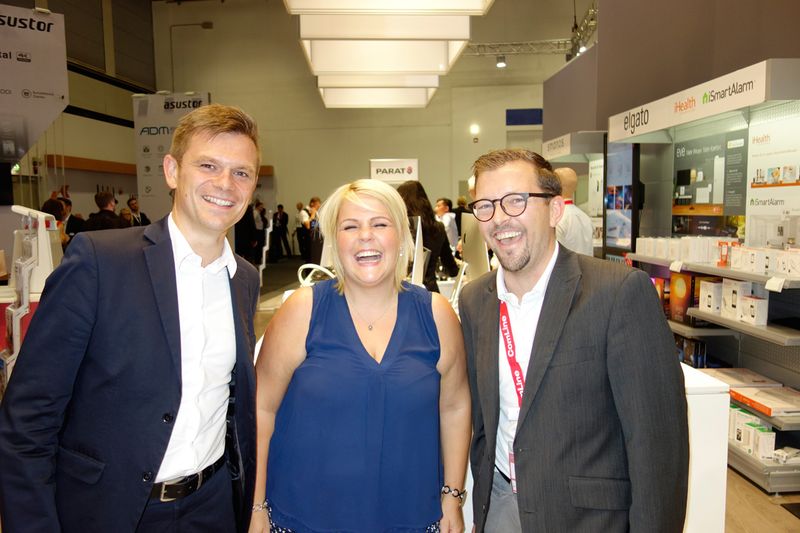 Das Leben kann so schön sein, auch auf der IFA, (v. l.) Dominik Walter, Herweck, Jana Tappendorf, Microsoft, und Kim Janssen, ComLine. (Bild: IT-BUSINESS)