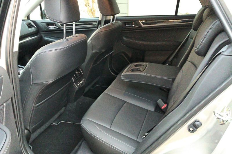 Platz ist im Fond genug, auch wenn der Fahrer deutlich über 1,80 m groß ist.Außerdem lassen sich auch die hinteren Sitze beheizen. (Bild: Thomas Günnel)