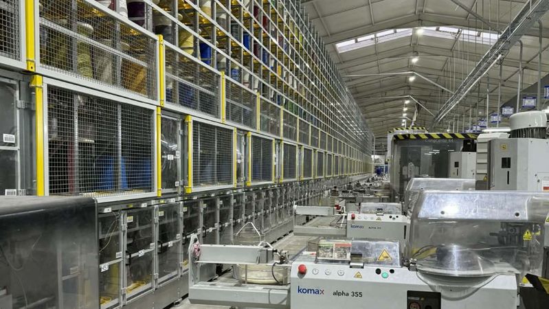 DiIT und PiBRA treiben mit ihrer Kooperation die Automatisierung der Kabelbaum-Fertigung voran.(Bild:  Komax)