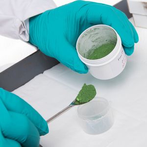 Abb. 2: Vorbereitung einer pulverförmigen Probe zur direkten RFA-Vermessung