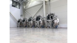 Teil der Containment-Lösung von Hecht, um Edelmetallverbindungen oder -erze in den jeweiligen Prozessschritten zu entleeren, zu mischen und zu befüllen, ist die Maschine CFE-K.  (Bild: Hecht Technologie)