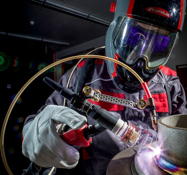 WIG-Schweißen wird um ein Vielfaches leichter, will Fronius auf der Schwessen & Schneiden beweisen. Denn mit „iWave“ nebst passender Kaltdrahtkomponenten und Software TIG Dynamicwire klappe das. Die Drahtregelung passe den Schweißprozess dazu dem Menschen an. (Bild: Fronius)