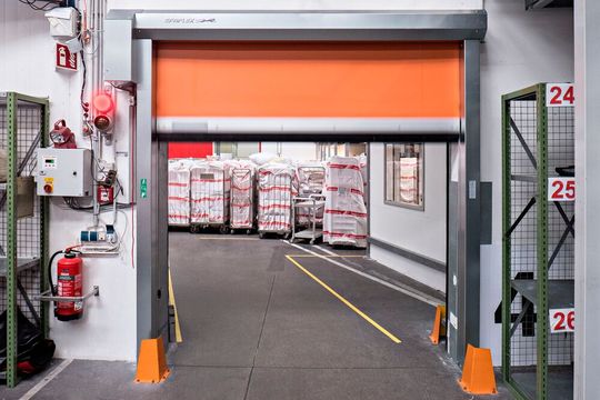 Das Schnelllauftor von Efaflex sorgt für konstantere Temperaturen im Auslieferungslager der Josef Urzinger GmbH.(Bild:  Efaflex Tor- und Sicherheitssysteme)