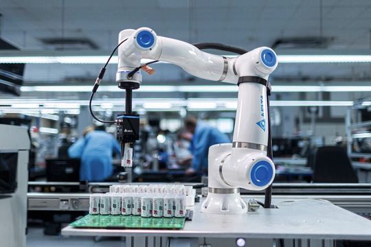 Bei Elektron Systems sorgen D-Bots von Delta für effiziente Automatisierung.(Bild:  Delta Electronics)
