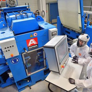 Carbonfaserrecycling: Im Rahmen von VliesRTM wurde mit dem Kooperationspartner Fraunhofer-Institut für Chemische Technologien (ICT) aus Pfinztal die Infiltration von Carbonfaserrecycling-Vliesstoffen (rCF) durch den HP-RTM-Prozess sowie im Nasspressverfahrens (WCM-Prozess) näher betrachtet, heißt es weiter, berichtet das STFI.