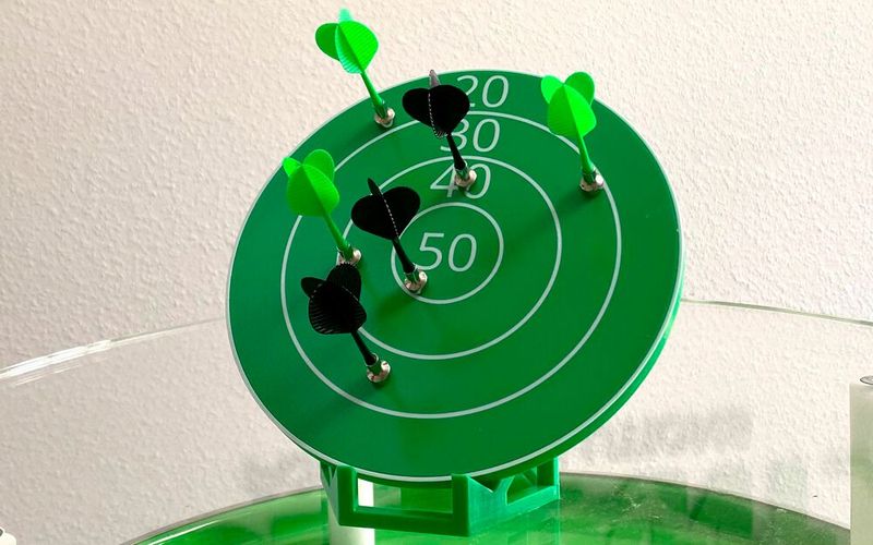 Wer hätte gedacht, dass man 3D-gedruckte Bauteile mit Vergussmassen von Diamant Polymer in ihren Eigenschaften verbessern respektive funktionalisieren kann?! Das beweist der Formnext-Aussteller etwa mit dieser Dartscheibe, die im Nachhinein magnetisiert wurde.