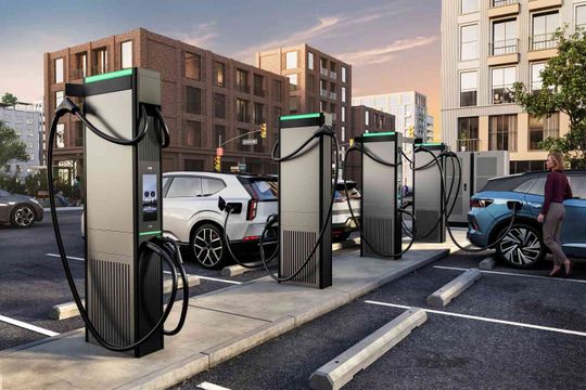 Standorte lassen sich von einem einzelnen 400-kW-Power-Cabinet auf bis zu 1,2 MW mit bis zu 24 Ladepunkten erweitern, in 400-kW-Schritten und ohne erneute Standortplanung.(Bild:  ABB E-mobility)