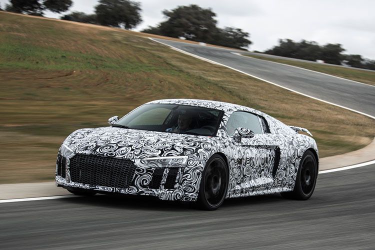 Von außen wirkt der nach wie vor leicht camouflierte R8 niedrig, aggressiv und hochmodern. Scharf gezogene Linien und Kanten unterstreichen die Familienähnlichkeit mit den jüngsten Audi-Modellen. (Foto: Audi)