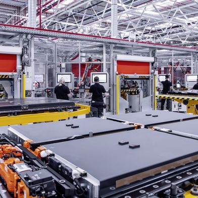 In Kamenz fertigen die Beschäftigten bei Accumotive Antriebsbatterien für den Mercedes CLA. (Bild: Mercedes-Benz)