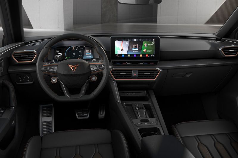Das digitale Kombiinstrument, den Infotainment-Touchscreen mit Slider-Flächen für Temperatur und Lautstärke und den stummeligen DSG-Wahlschalter kennt man aus dem normalen Leon. (Bild: Cupra)