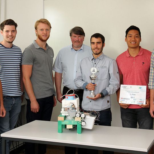 Mit seinem selbstgebauten Bioreaktor hat das Team der Universität Kaiserslautern dern ersten Platz belegt.(Bild:  Koziel/TUK)