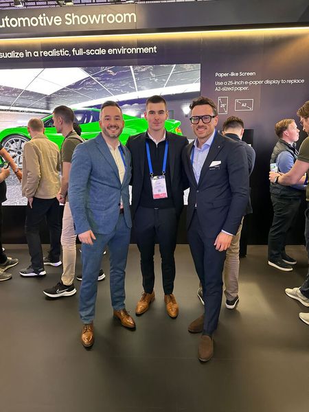 Das Samsung Trio (v. l.) Dominik Heil, Lennart Kube und Oliver Reinhardt finden ihren Stand dieses Jahr besonders sensationell. (Bild: Vogel IT-Medien GmbH)