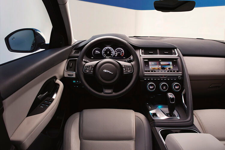 Mit einem Startpreis von 34.950 Euro ist der E-Type das günstigste Auto im Jaguar-Portfolio, auch wenn der Abstand zur Mittelklasselimousine XE nur gering ist. (Jaguar)