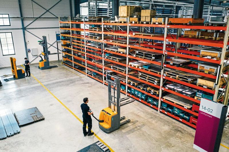 Sollte eine Dockingstation noch nicht bereit für die Aufnahme eines neuen Ladungsträgers sein, lassen sich Teile in Pufferlagern zwischenlagern. (Bild: Jungheinrich)