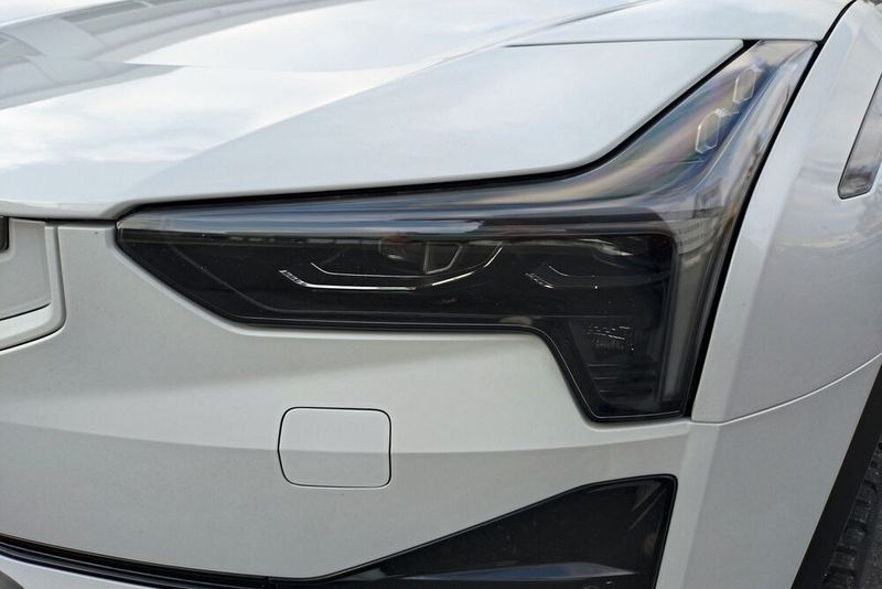 5. Spurhalteassistent mag die Nacht nicht Doch Nachts ändert sich dieses Bild: Statt sanfter und präziser Eingriffe werden die Korrekturen gröber und weniger präzise – und dadurch häufiger. Schlecht kalibriert? Die Scheinwerfer erzeugen zumindest für das menschliche Auge genügend Licht. (Bild: Sven Prawitz/Vogel Communications Group)