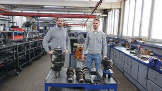 Geschäftsführer Franz Müller (l.) und Prokurist Marcel Gamer führen Bayerns ältestes reines Kfz-Unternehmen in die Zukunft. (Bild: Rosenow/»kfz-betrieb«)