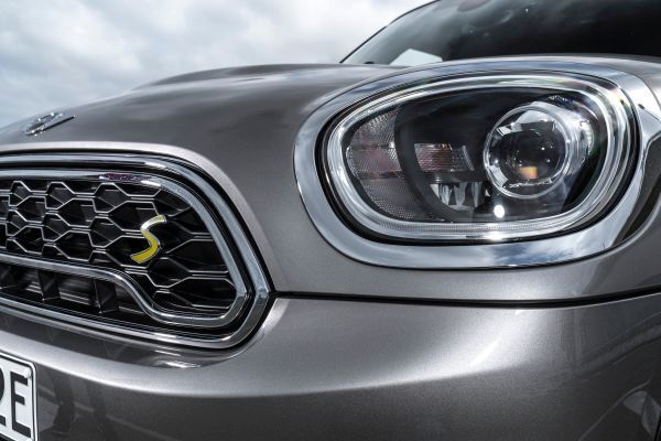 Der MINI Cooper S E Countryman ALL4 ist der erste Mini, bei dem ein Plug-in-Hybrid-Antrieb die Möglichkeit zu rein elektrischer und damit lokal emissionsfreier Mobilität eröffnet. (Mini)