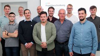 Im Rahmen eines Projekts analysierten Studierende der Hochschule Pforzheim, Mithilfe von Data Science, die Steuerungs- und Fehlerdaten eines Unternehmens. Unterstützung erhielten sie vom Pforzheimer Professor Dr. Joachim Schuler (4.v.r.). (Hochschule Pforzheim)