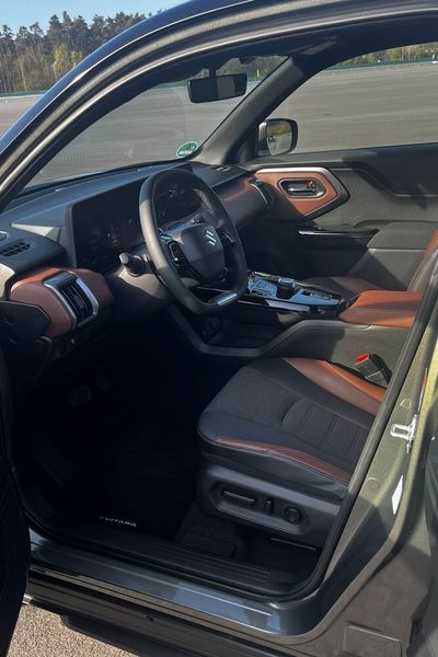 Das SUV ist geräumig, vorne ... (Bild: Simon – VCG)