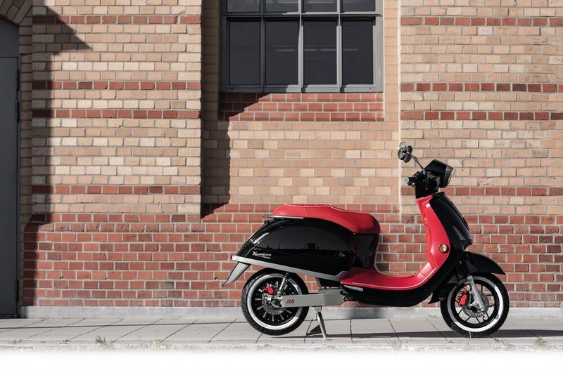 „Das Modell kommt zu 100 % aus Remagen und verfügt über ein selbst entwickeltes Akku-System, das 1.442 Watt-Stunden liefert. Design, Entwicklung und Fertigung finden hier am Standort statt.“, erklärt Johannah Brungs, Marketing Managerin bei Kumpan Electric.  (JOHANNES POETTGENS)