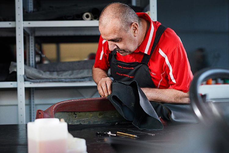 ... belederten die Experten aus der Porsche-Classic-Werkstatt Armaturenbrett und... (Bild: Porsche)