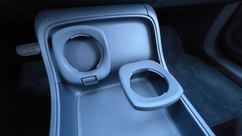 8. Die Materialwahl und die Komfortfeatures (3): Über 20 Ablagefächer finden sich nach Angaben von Leapmotor im B10. Nahgezählt haben wir nicht, aber tatsächlich hat man im Fahrzeug viele Möglichkeiten, Dinge zu verstauen. Die Kaffeebecher muss man allerdings schon mit Bedacht auswählen, damit ein Behältnis mit heißem Koffein-Elixier während der Fahrt nicht umkippt – beziehungsweise tatsächlich in die Halterung passt. (Bild: Mauritz – VCG)