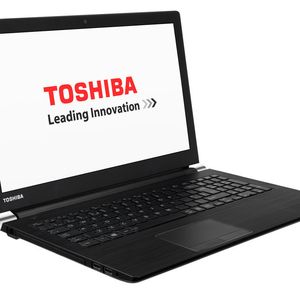 Toshiba stattet das flache Satellite Pro noch mit einem optischen Laufwerk aus. Das Display ist entspiegelt.
