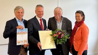 Ehrung und Dank für besonderes Engagement (v. l.): Tim Schneider, stellvertretender Präsident des Landesverbands, Arne Joswig, Vorstandsmitglied des ZDK, Georg Petersen, scheidendes Präsidiumsmitglied und früherer Vorsitzender des Berufsbildungsausschusses, und Nina Eskildsen, Präsidentin des Kfz-Landesverbands Schleswig-Holstein. (Bild: Kfz-Gewerbe Schleswig-Holstein)