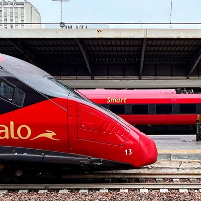Der Bahn ans Bein fahren! Dieses Zugdesign könnte man ab 2028 öfter auf gewissen hoch belasteten deutschen Bahnstrecken sehen. Denn Italo nimmt einen Haufen Geld in die Hand, um bei Siemens Mobility fast 30 Schnellzüge zu kaufen. Das hat seinen Grund ... (Bild: Italo)