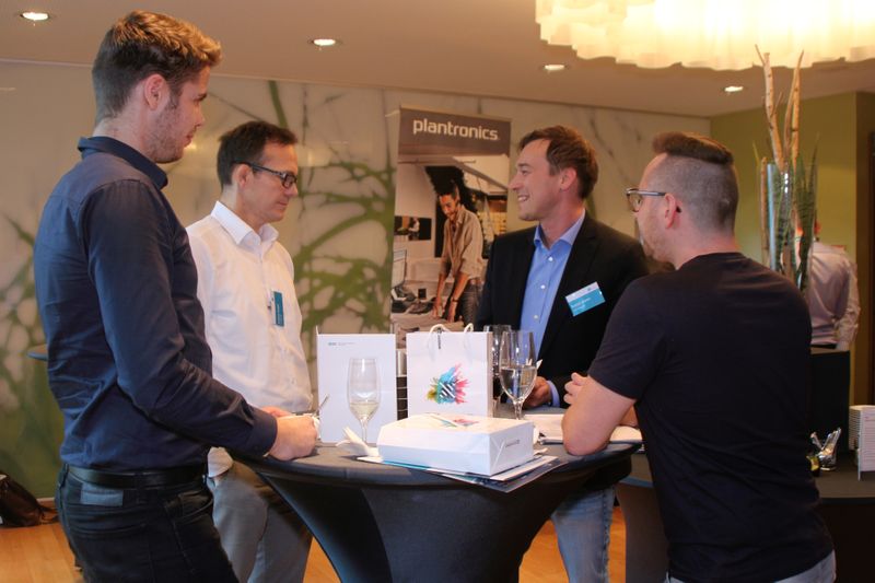 Julien Schüßler und Andreas Herget (beide C+ITEC) im Gespräch mit Patrick Adams und Ronny Weiske (beide Hapimag AG) (Bild: C4B)