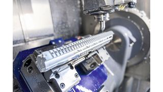 Am Tag fertigt Jewa auf der C 400 Einzelteile und Kleinserien, in der Nacht zerspant das Bearbeitungszentrum größere Lose vollautomatisch.  (Bild: Hermle)