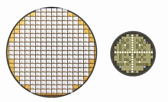 Siliziumkarbid-Bauteile bedienen erfolgreich ein breites Anwendungsspektrum: Links ein Wafer aus Silizium, rechts einer auf Basis von SiC (Toyota)