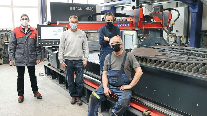 Haben sich richtig entschieden: Der Geschäftsführer Andreas Grünig und seine Fachkräfte sind rundum zufrieden mit der produktiven Portalschneidanlage, mit der sie ihre Schneidkapazität erweitert haben.  (ERL Automation)