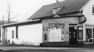 1945 startete Harting in einer 100 m²großen Halle in Minden. Damals konzentrierte man sich auf vor allem auf Alltagsdinge wie Sparlampen, Kochplatten, elektrische Feueranzünder, Zweiplatten-Elektrokocher und Bügeleisen. (Harting)