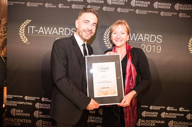 Holger Winter und Yvonne Schickel (v.l., beide Commvault) freuen sich über den Storage-Insider-Award in der Kategorie 