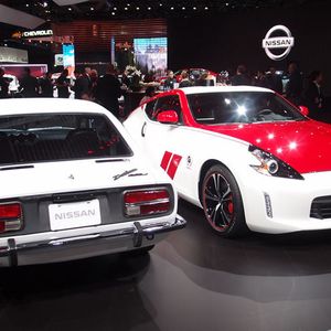 Der Nissan 370 Z „50th“ ist eine Hommage an den 1969 vorgestellten Datsun 240 Z. Der 3,7-Liter-Sechszylinder mit 328 PS sticht vor allem aufgrund seines Außendesigns mit den roten Akzenten ins Auge. 