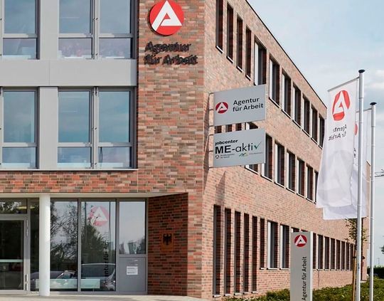 Vor Gebäuden mit diesem Logo stehen derzeit zigtausend Ingenieure und IT-Spezialisten, weil sie keinen Job haben. Das geht aus einer aktuellen Studie des VDI hervor ...(Bild:  Agentur für Arbeit)