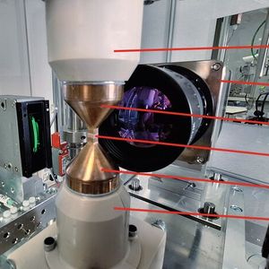 Bild 2: Der TIM-Tester des ZFWs mit Mikrothermografie-Integration und eingelegter Probe zwischen zwei Adapterkegeln. (Bild: ZFW)