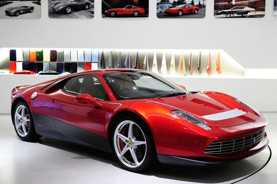Befeuert wird der Italo-Renner von einem 570 PS starken 4,5-Liter-V8-Motor, der das Auto auf eine Spitze von über 300 km/h treibt. (Foto: Ferrari)