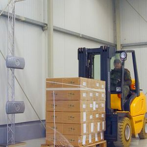 Abb. 1: Sobald der Stapler das RFID-Gate durchfährt (hier eine UHF-Applikation), werden die Tags aller geladenen Waren erkannt und eingelesen 