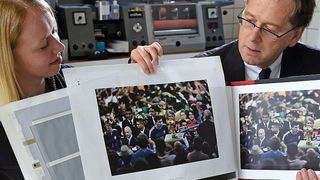 Maxi Bellmann und Prof. Dr. Arved C. Hübler vom Institut für Print- und Medientechnik der TU Chemnitz präsentieren das repräsentative T-Book des 58. World Press Photo Wettbewerbs. (Bild: TU Chemnitz/Pressefoto Schmidt)